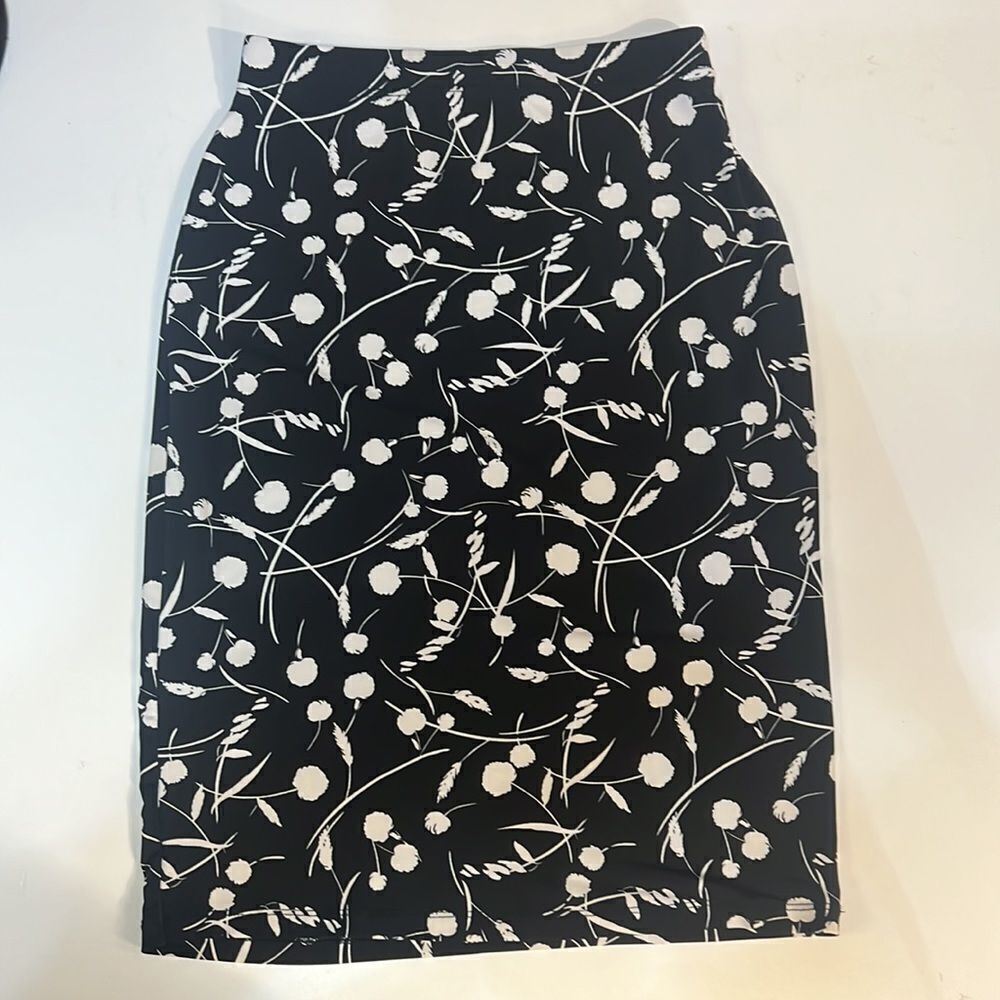 ‎Simply styled petite skirt
